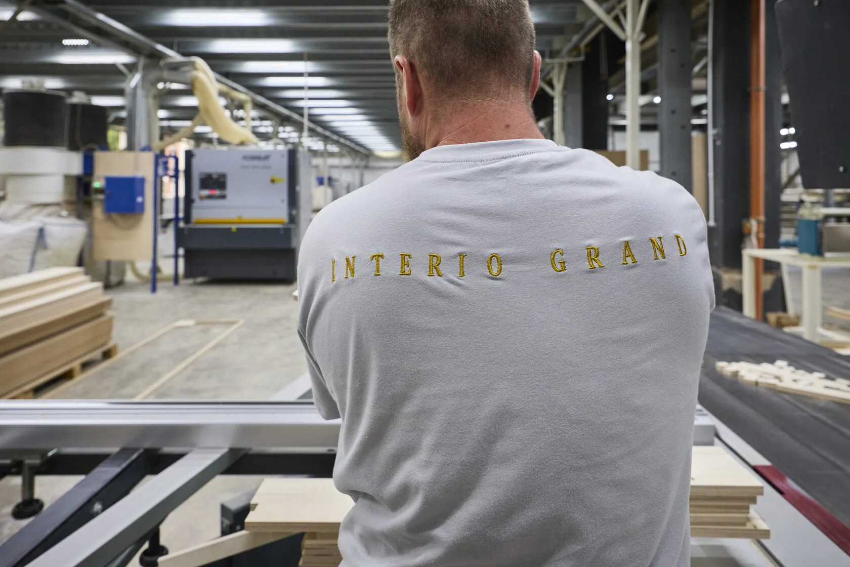 Производство INTERIO GRAND — мастер у рабочего оборудования